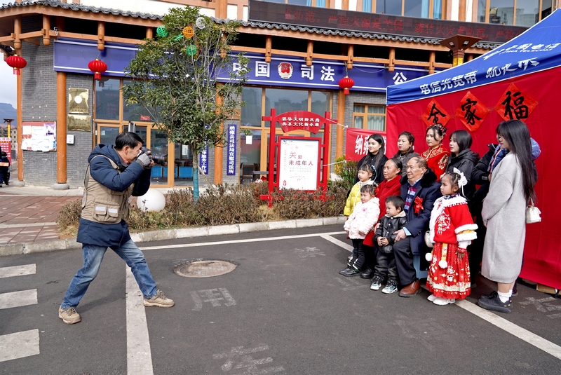 攝影師給市民拍全家福。楊 英攝