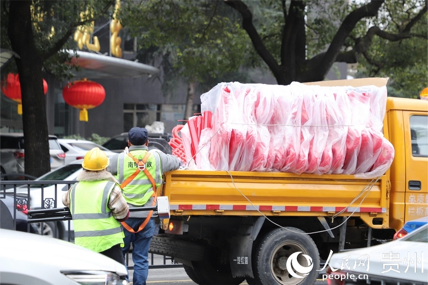 工人沿路懸掛中國結。人民網 顧蘭云攝