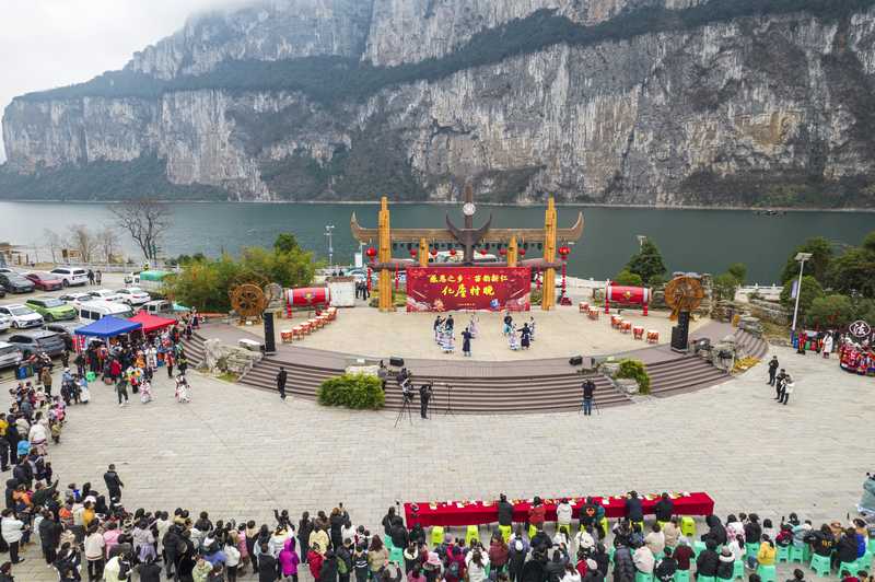 黔西市新仁苗族鄉化屋村，村民在“村晚”上表演“非遺”節目（無人機照片。 史開心攝