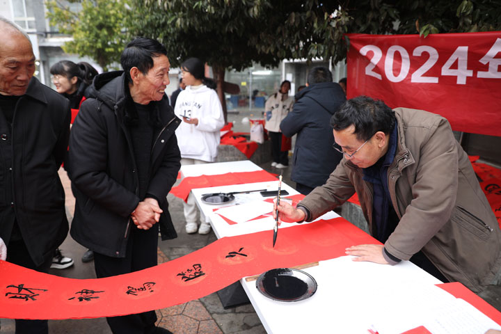 演出現場新春互動活動豐富。胡佳吉攝