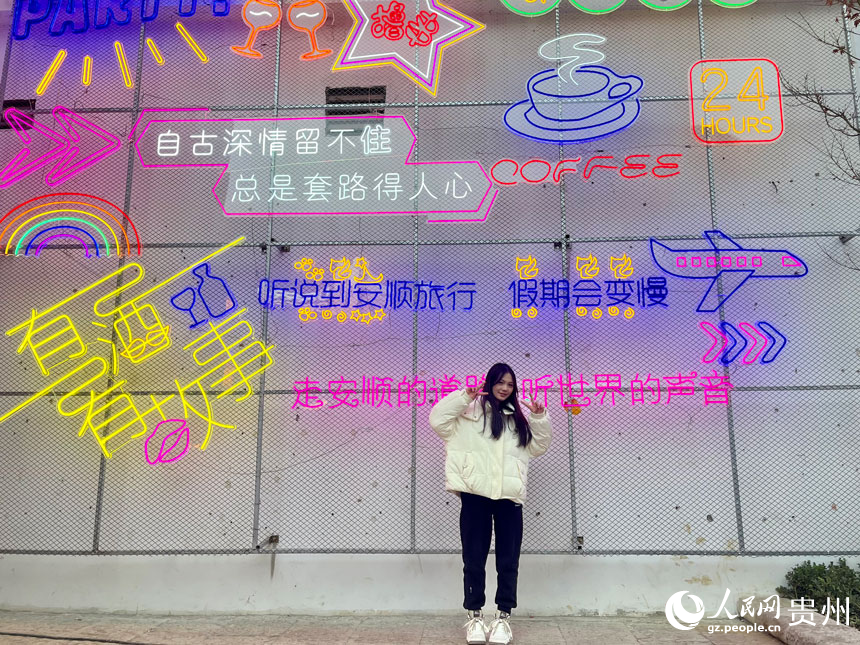 市民游客在獨具特色的背景墻前拍照打卡。人民網 李麗萍攝