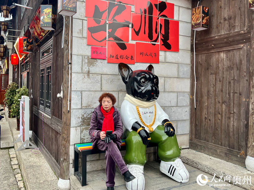 群眾在特色休息區休息。人民網 李麗萍攝