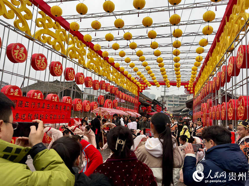 市民游客觀看表演。人民網 李麗萍攝
