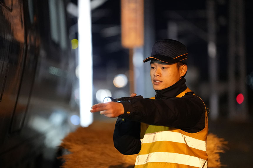 凌晨仍在進行巡檢的張淼奕。李儒鑫攝