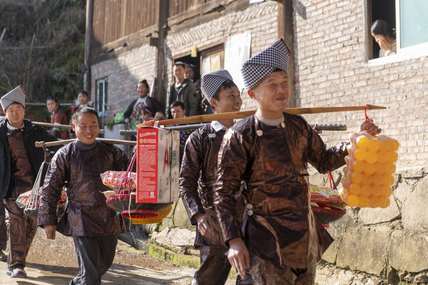 2024年2月11日，在貴州省從江縣丙妹鎮大塘村，苗族舅舅在給兩料村的外甥女“送年粑”。