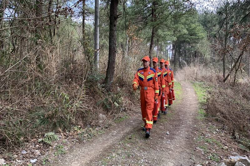 消防救援人員進山巡邏。