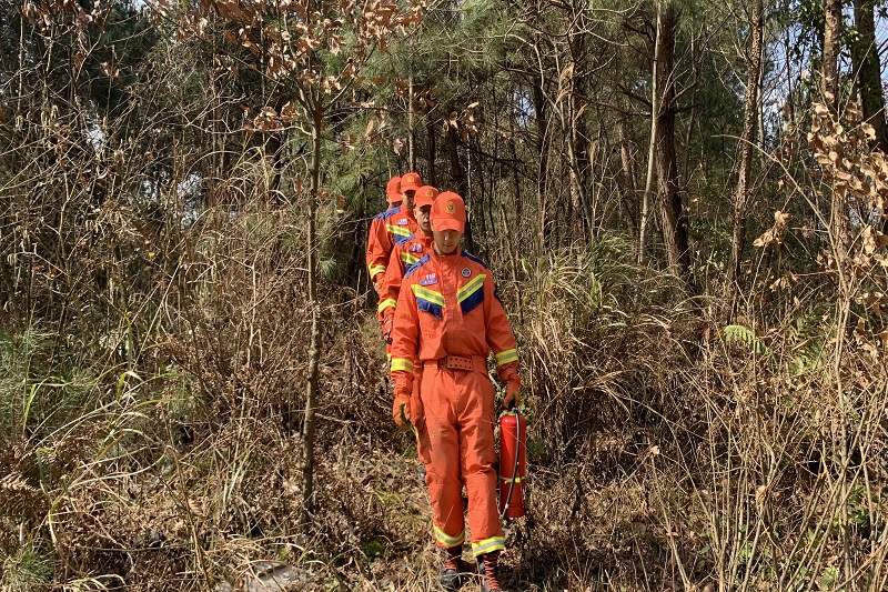 消防救援人員進山巡邏。