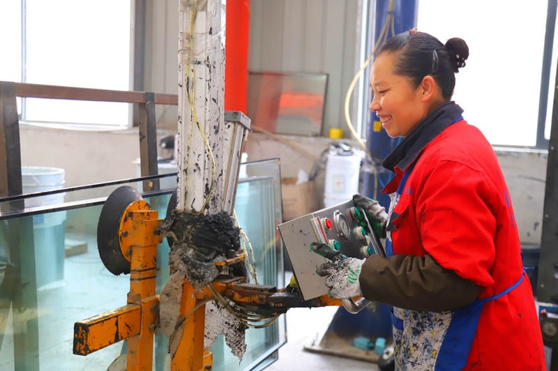 凱里鑫順鋼化玻璃生產車間。張作恒攝