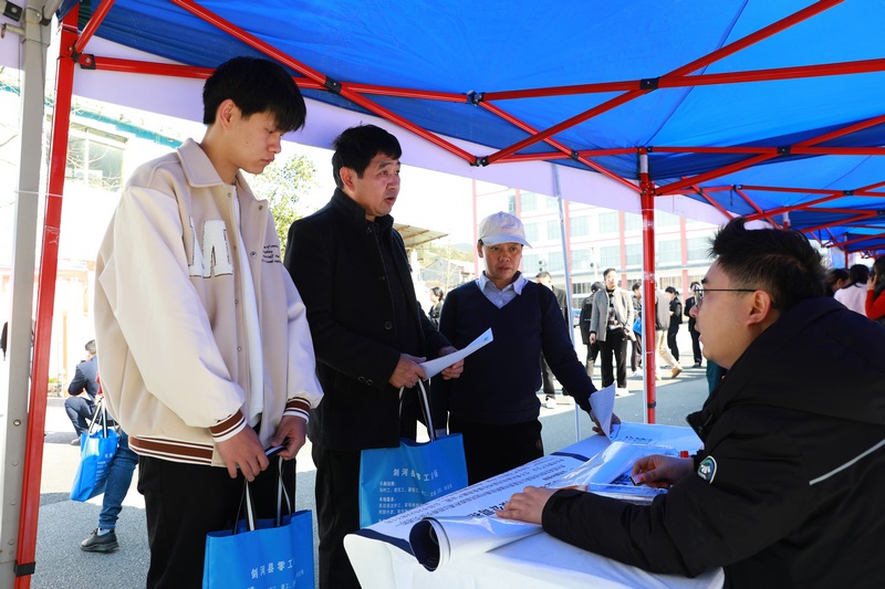 求職者在咨詢臺前詢問就業崗位。