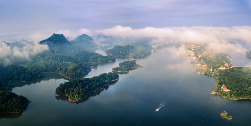 霧鎖紅楓湖。彭澤良攝