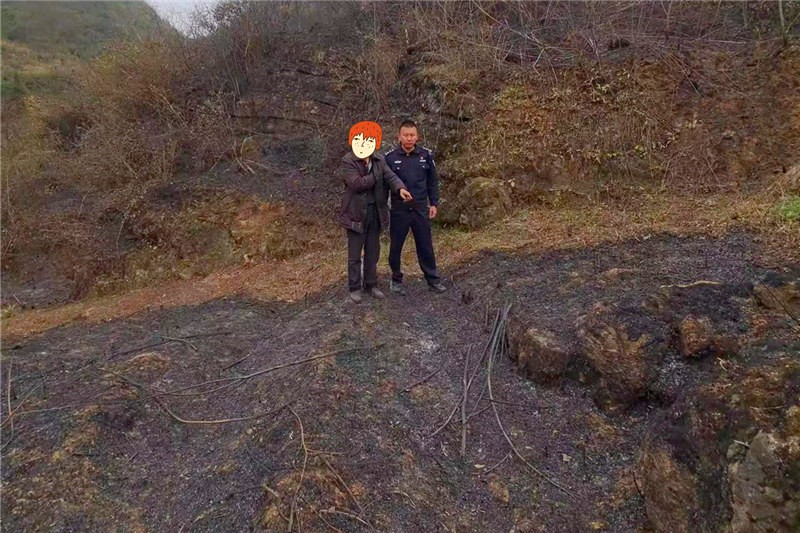 圖為李某某在開陽縣南龍鄉翁朵村燃燒雜草引發山火及指認現場 (3).jpg