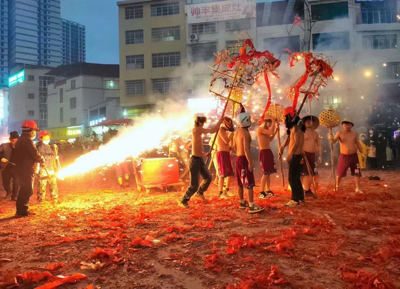 土家民俗“炸”出火熱甲辰龍年。趙洪彬攝