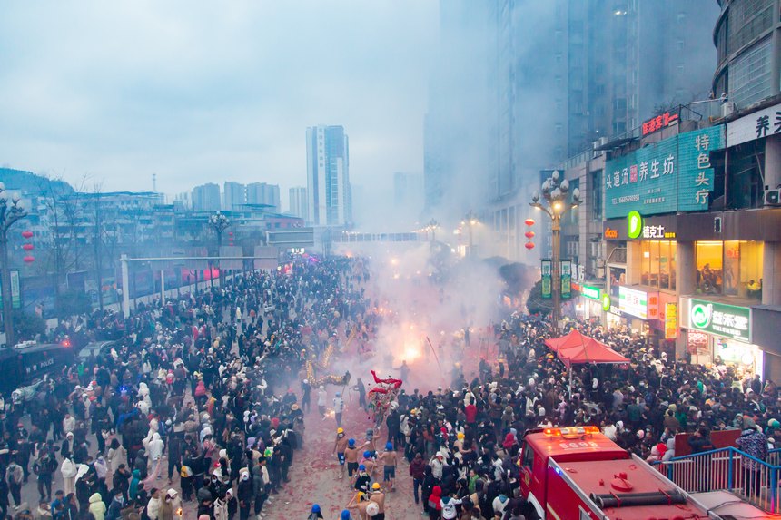 德江“炸龍”慶元宵現場。彭興健攝 