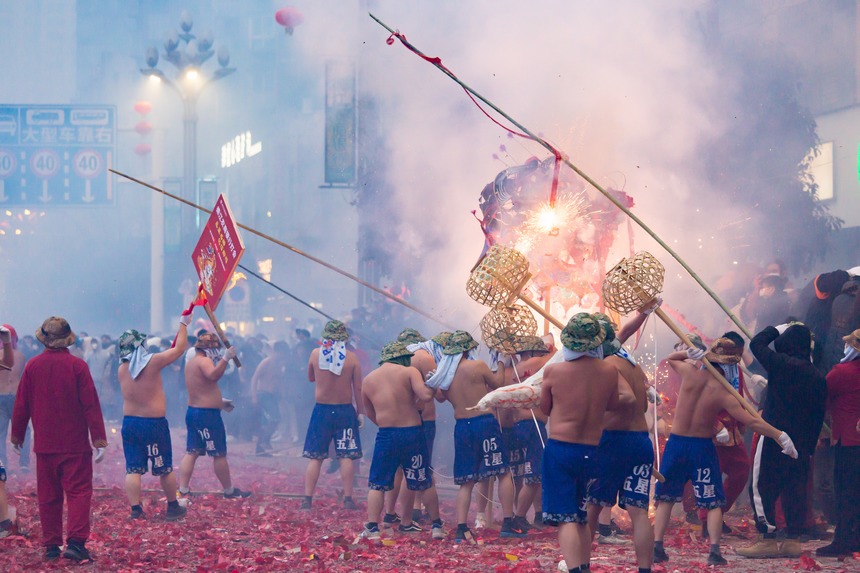 德江“炸龍”慶元宵現場。彭興健攝