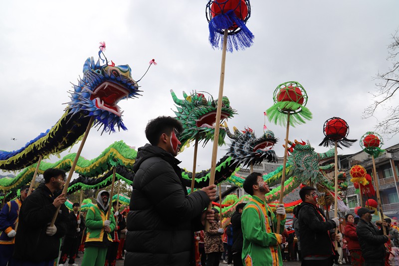 舞龍狂歡鬧元宵。