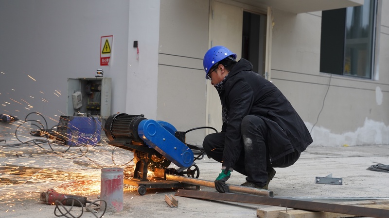 圖為 務川氟鋇新材料產業園的年產4萬噸電子級氫氟酸一期項目建設現場工人正在切割材料 王光敏 攝.JPG