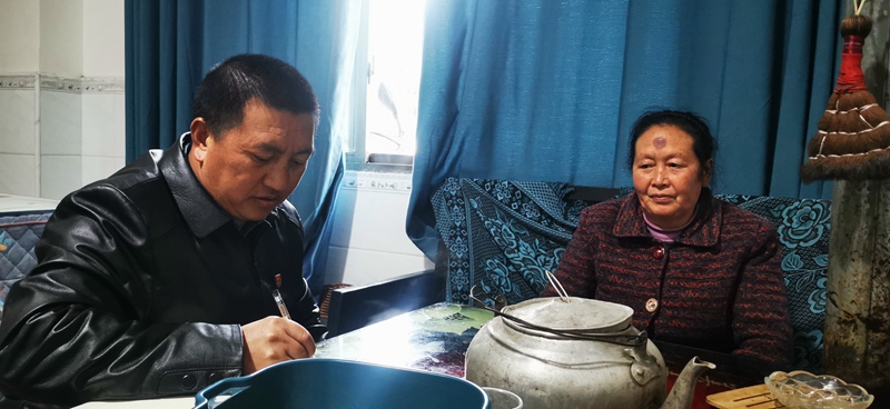鞠華國走村入戶調研。受訪者供圖