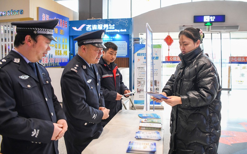 公安民警“面對面”對群眾進行經濟犯罪防范宣傳。 (3)