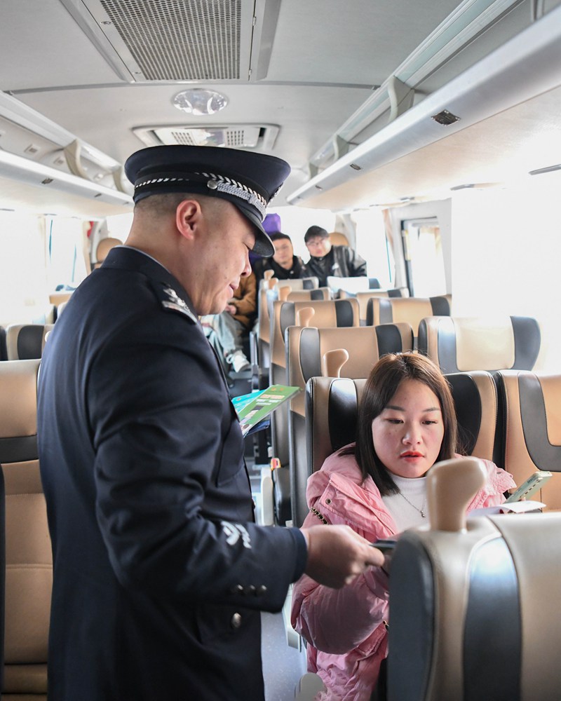 公安民警“面對面”對群眾進行經濟犯罪防范宣傳。 (1)