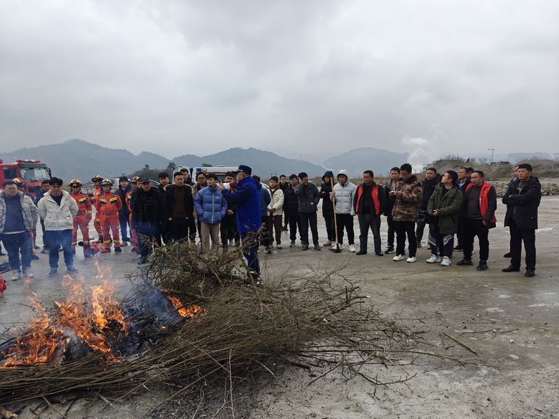 消防員講解森林滅火安全知識。