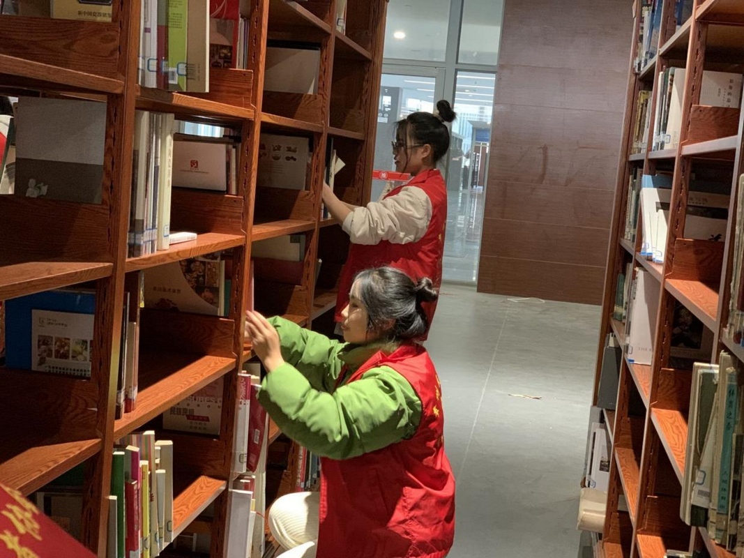 化學工程學院開展圖書整理志愿服務活動。