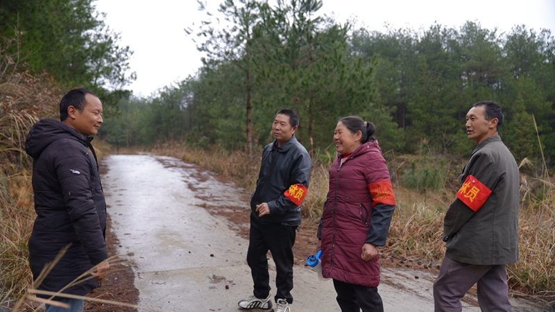 思南縣張家寨護林員對村民進行宣傳。（陳敏 攝）