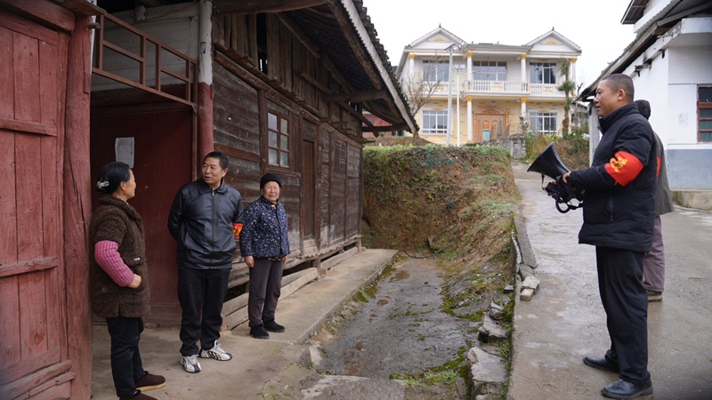 思南縣張家寨護林員對村民進行走訪宣傳。（陳敏 攝）