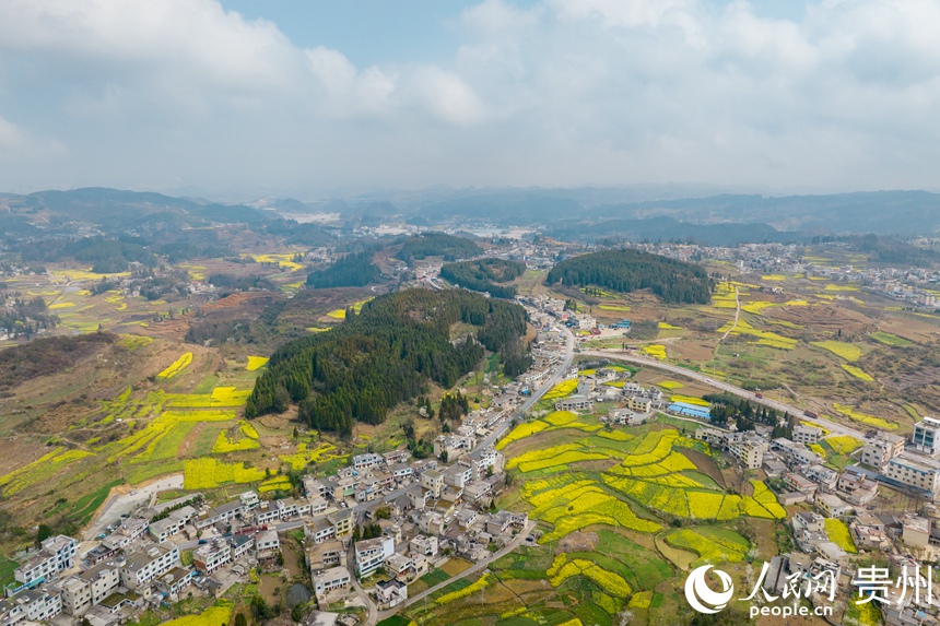 村寨、民居、鄉村公路交織如畫。人民網記者 涂敏攝