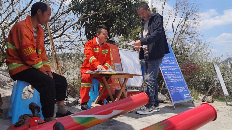 修文縣相關部門包村干部與鄉、村干部、護林員并肩作戰 修文縣融媒體中心姜繼恒 攝.jpg