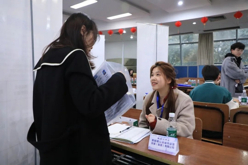 公司代表與高校畢業生交流。