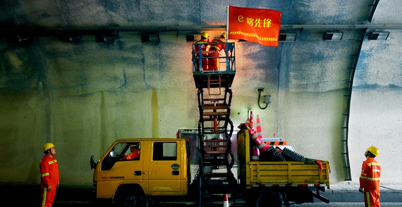 檢修隧道照明設施。