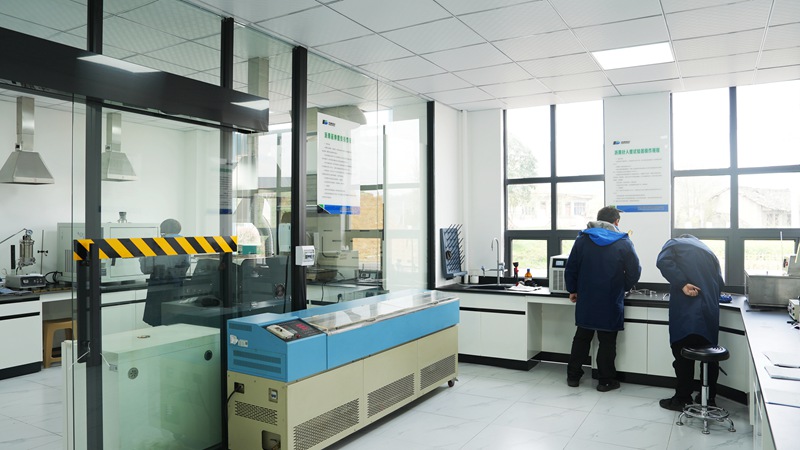 公司新建試驗室。