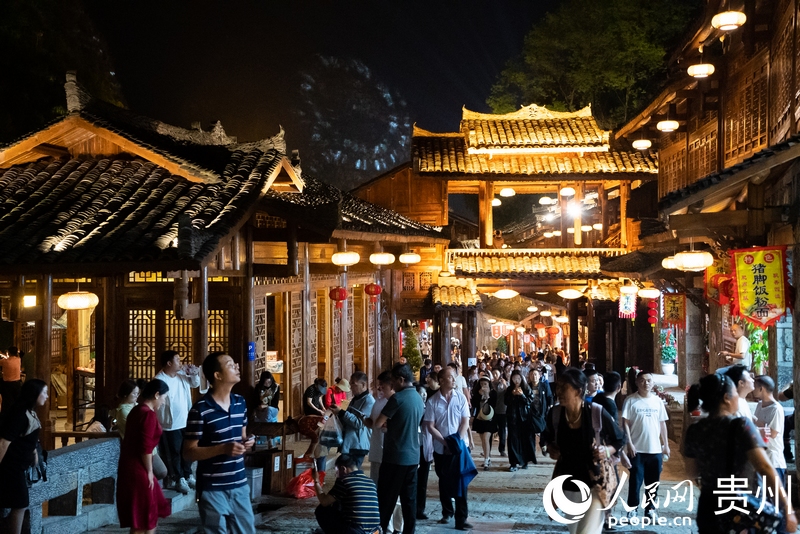 峰林布依景區游人如織。人民網 涂敏 攝