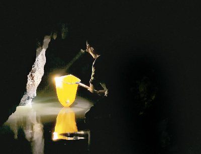 何浩宇是貴州大學動物科學學院水產科學系魚類生物多樣性調查團隊的科考人員。他正在消水洞中，搜尋生活在地下暗河中的神秘魚類：多斑金線鲃。