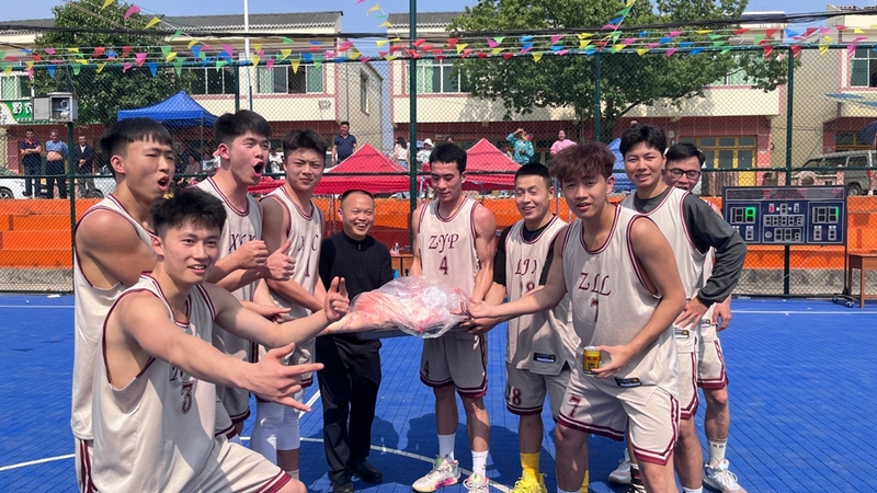 主辦方分別為獲獎代表隊頒發豬腿、雞、鴨等獎品。姜繼恒攝