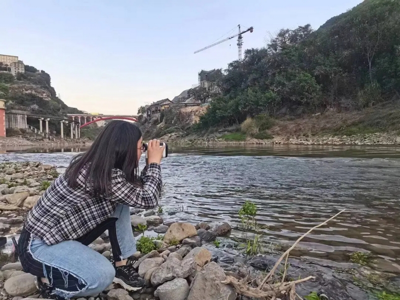 商崇菊調研河道斷面形態。