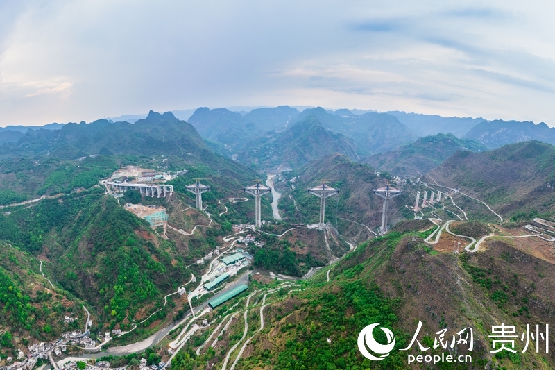 建設中的六枝特大橋（4月19日拍攝）。人民網 涂敏攝