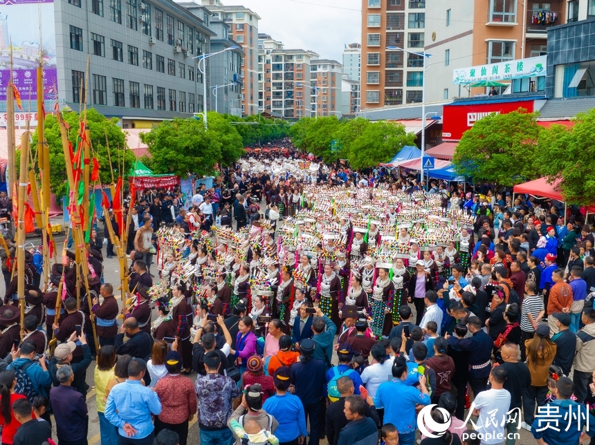 航拍姊妹節萬人盛裝游演隊伍。人民網 陽茜攝