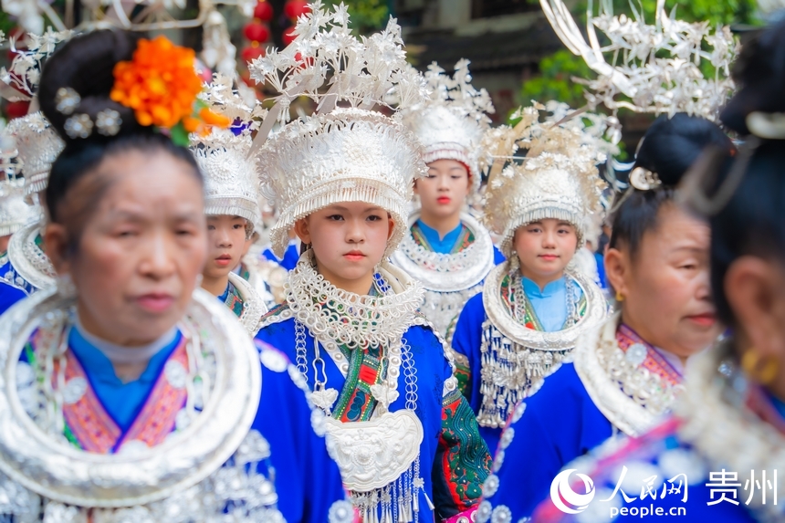 身著盛裝參加游演的苗族同胞。人民網 陽茜攝