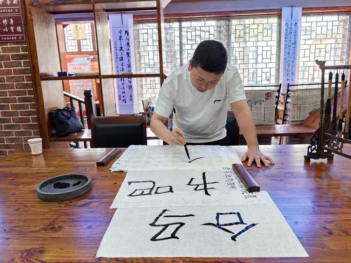 村民寫字。