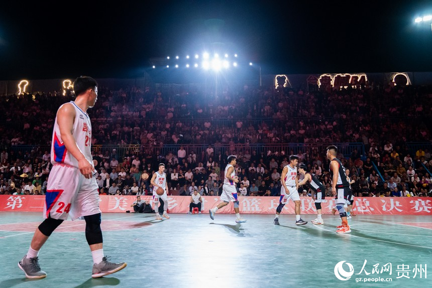 貴州省第二屆“美麗鄉村”籃球聯賽總決賽現場。人民網記者 涂敏攝