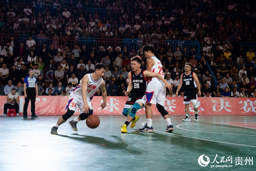 貴州省第二屆“美麗鄉村”籃球聯賽總決賽現場。人民網記者 涂敏攝
