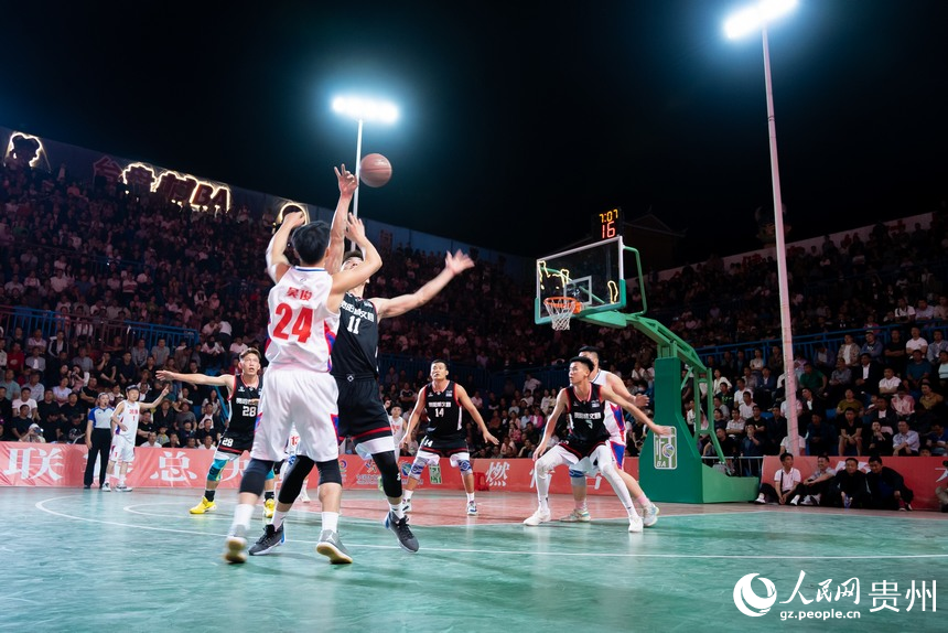 貴州省第二屆“美麗鄉村”籃球聯賽總決賽現場。人民網記者 涂敏攝