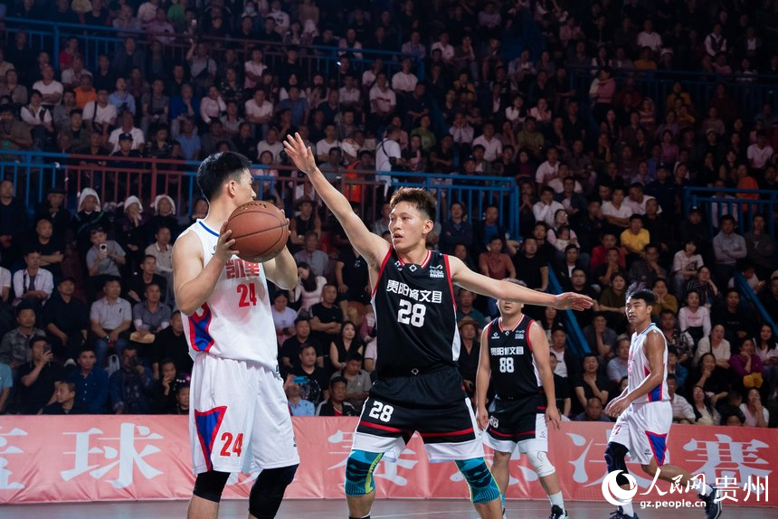 貴州省第二屆“美麗鄉村”籃球聯賽總決賽現場。人民網記者 涂敏攝