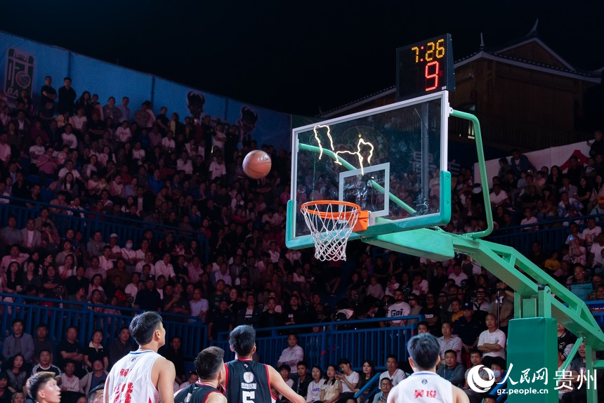 貴州省第二屆“美麗鄉村”籃球聯賽總決賽現場。人民網記者 涂敏攝