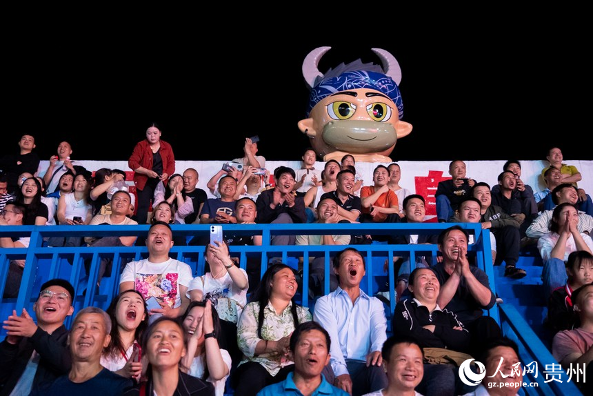 比賽現場，觀眾為參賽運動員加油。人民網記者 涂敏攝