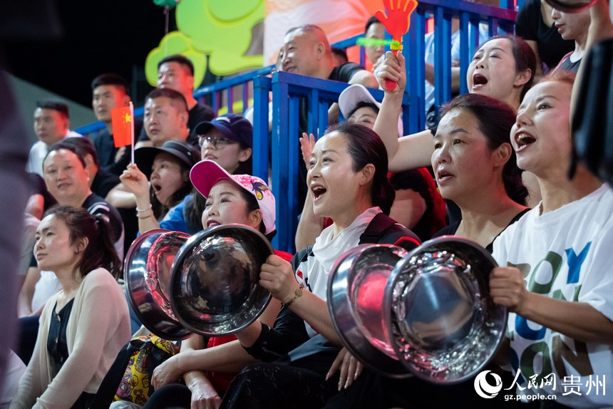 比賽現場，觀眾為參賽運動員加油。人民網記者 涂敏攝