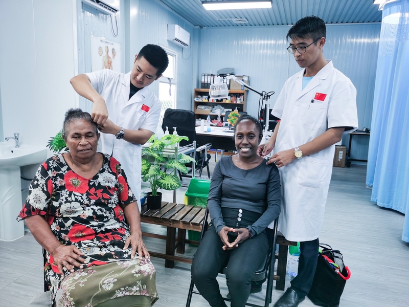 為當地患者進行針灸診療。貴州省衛生健康委供圖