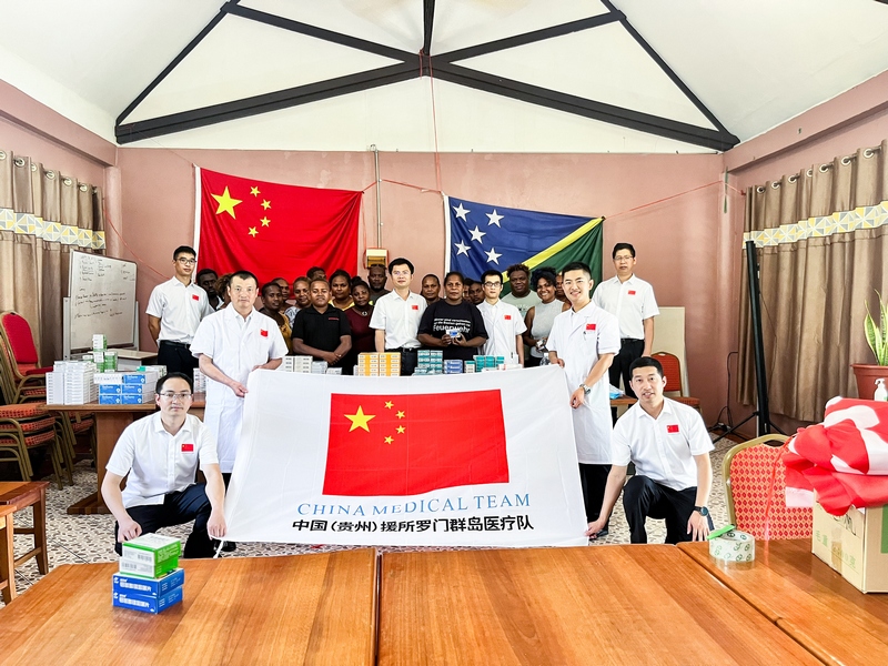 第2批援所中國醫療隊到社區義診合影。貴州省衛生健康委供圖