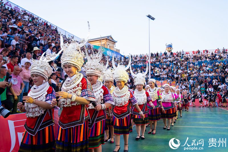 6 賽前進行的民族文化展演。人民網記者 涂敏 攝
